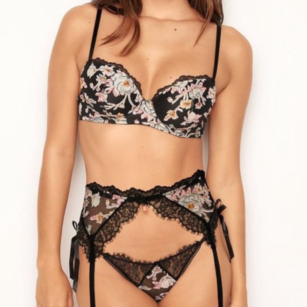Victoria’s Secret dream angels embroidered bra